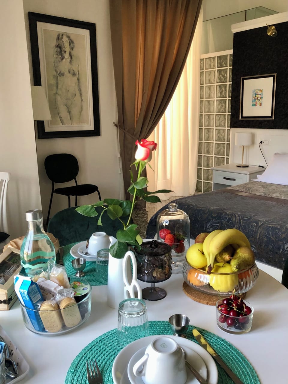 Double room with private bathroom | In-room dining