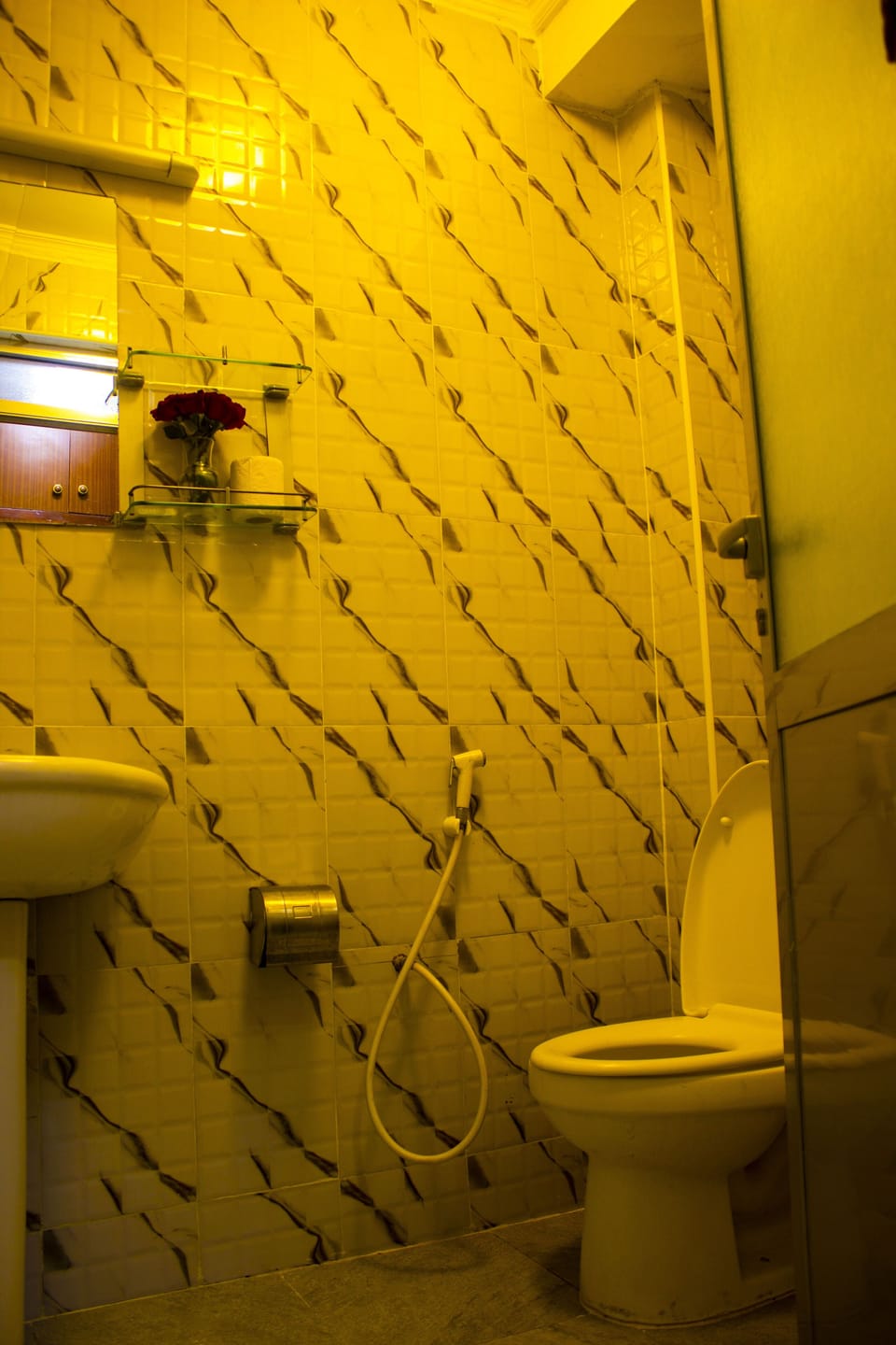 Shower, rainfall showerhead, free toiletries, slippers