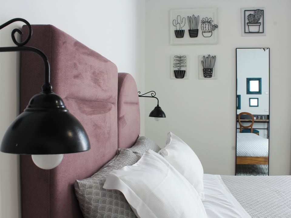 Triple Room | Desk, travel crib, free WiFi, bed sheets