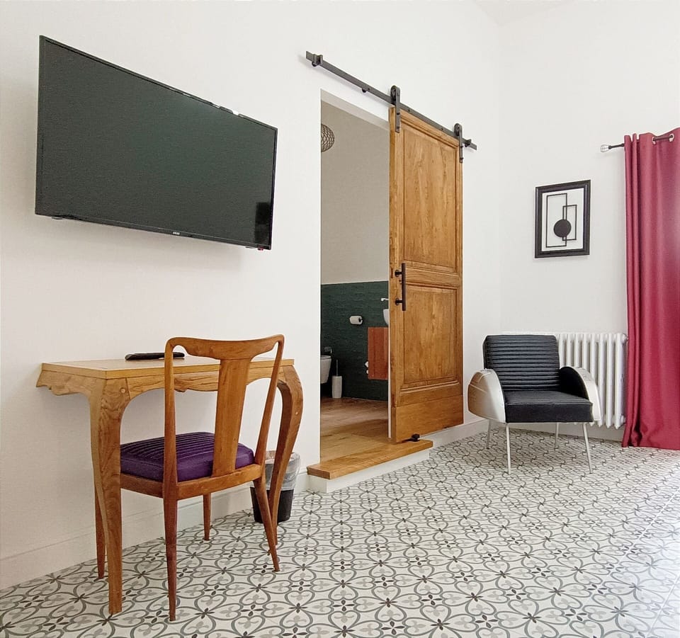 Double Room | Desk, travel crib, free WiFi, bed sheets