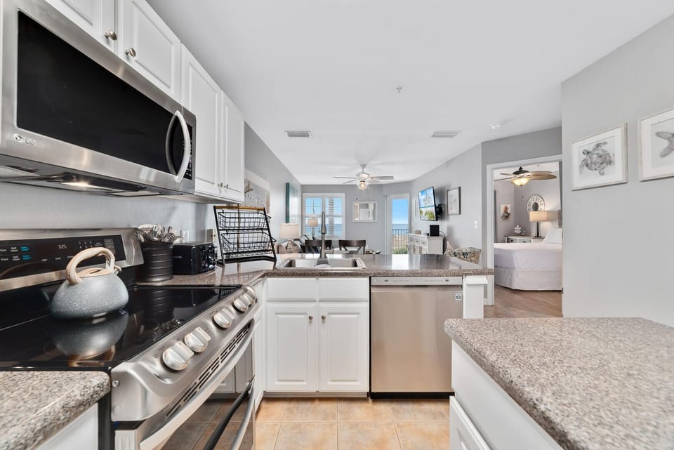 Condo, Multiple Beds, Balcony, Ocean View | Private kitchen | Fridge, microwave, oven, stovetop