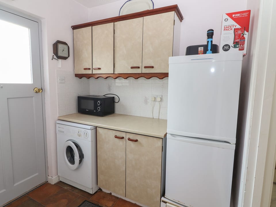 Electric kettle, toaster, cookware/dishes/utensils