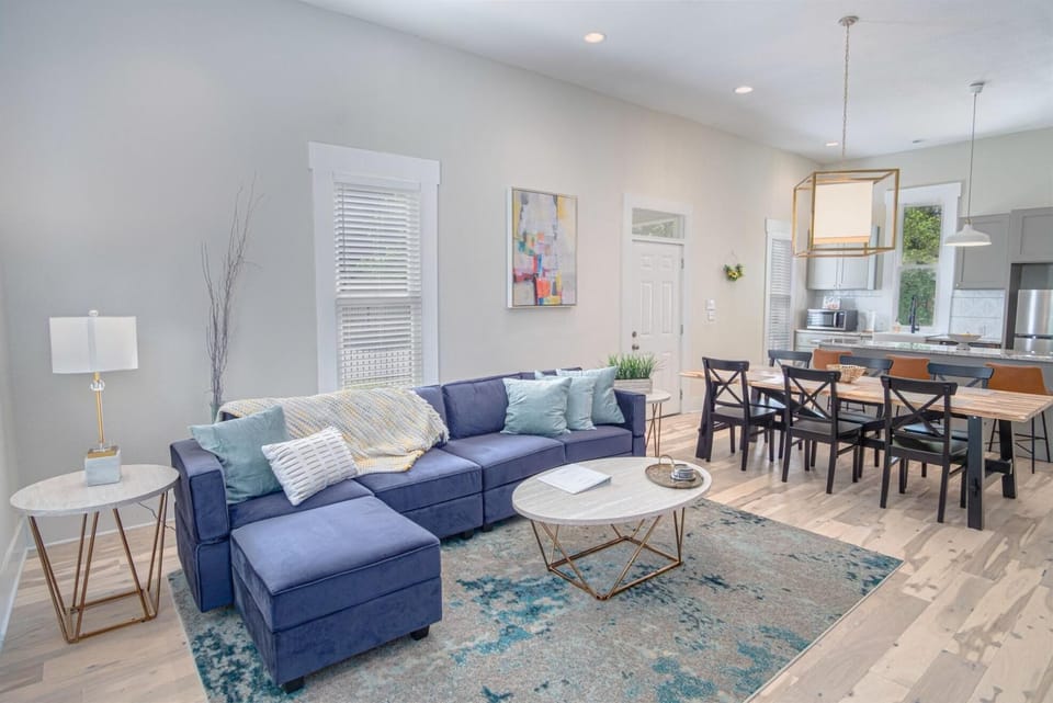 House | 3 bedrooms, desk