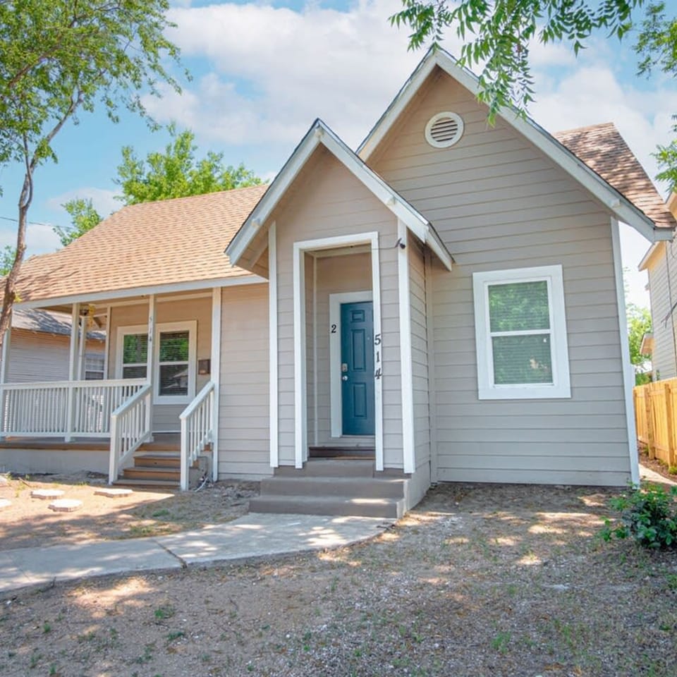 House | 2 bedrooms, desk