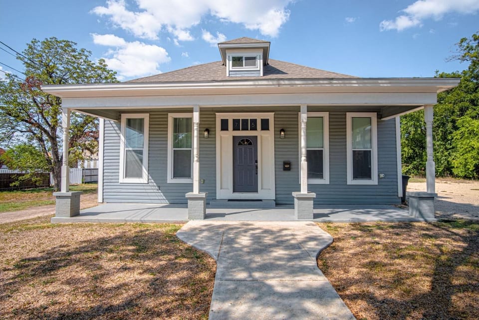 House | 3 bedrooms, desk