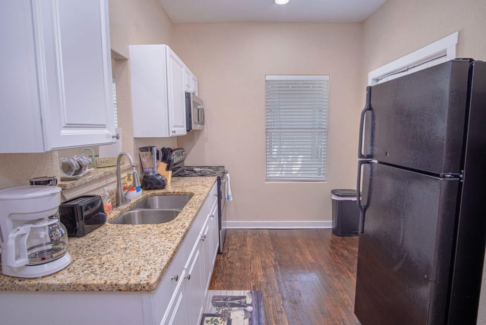 House | 1 bedroom, desk