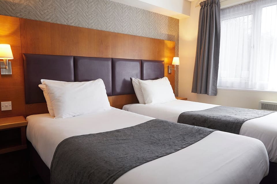 Twin Room | Iron/ironing board (on request), WiFi (free), bed sheets