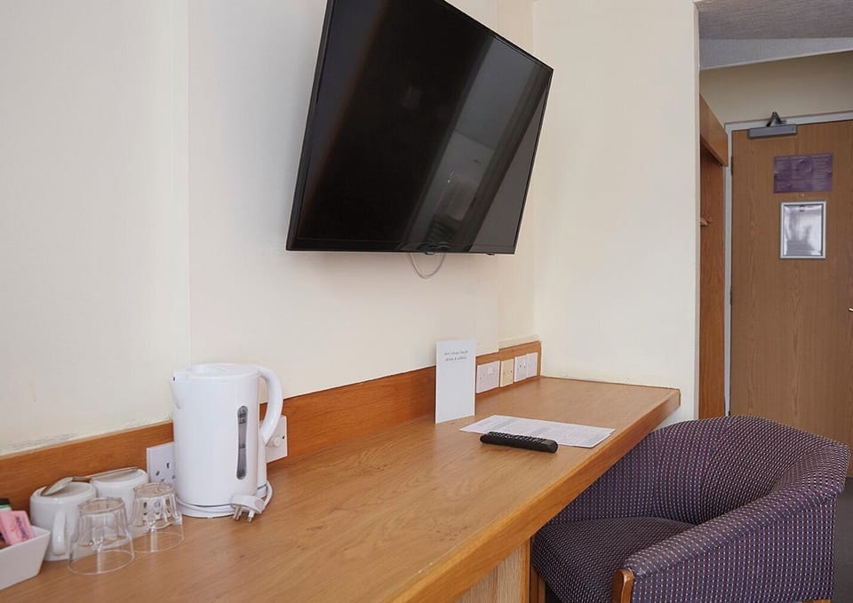 Twin Room | Iron/ironing board (on request), WiFi (free), bed sheets
