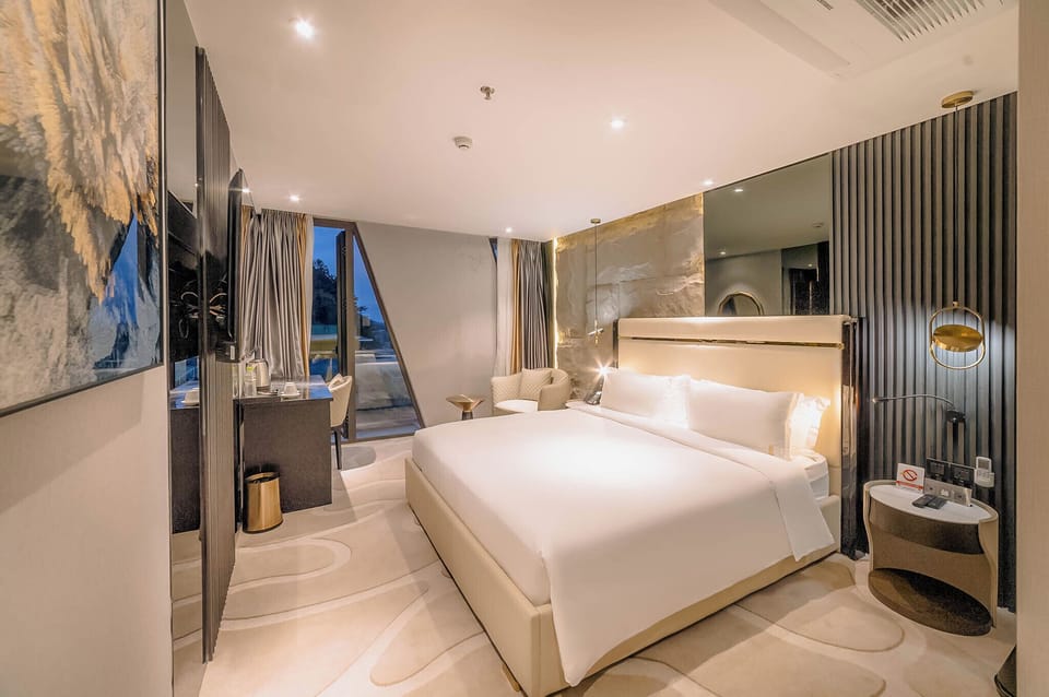 Deluxe Double Room | Select Comfort beds, minibar, desk, soundproofing