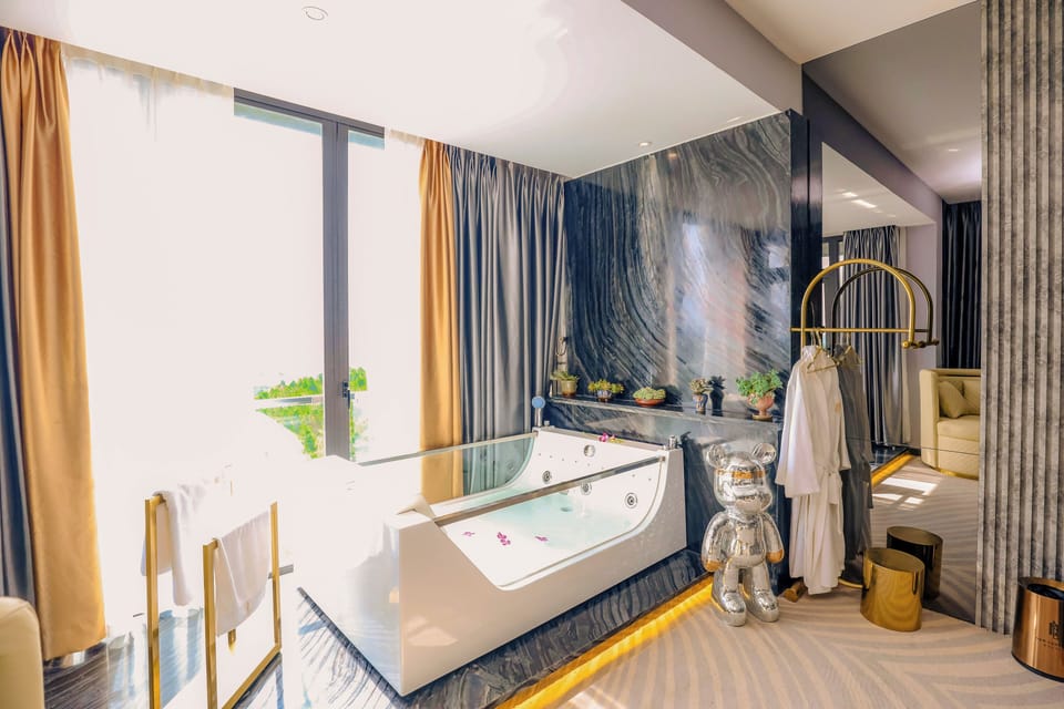 Executive Double Room | Bathroom | Shower, hydromassage showerhead, designer toiletries, hair dryer