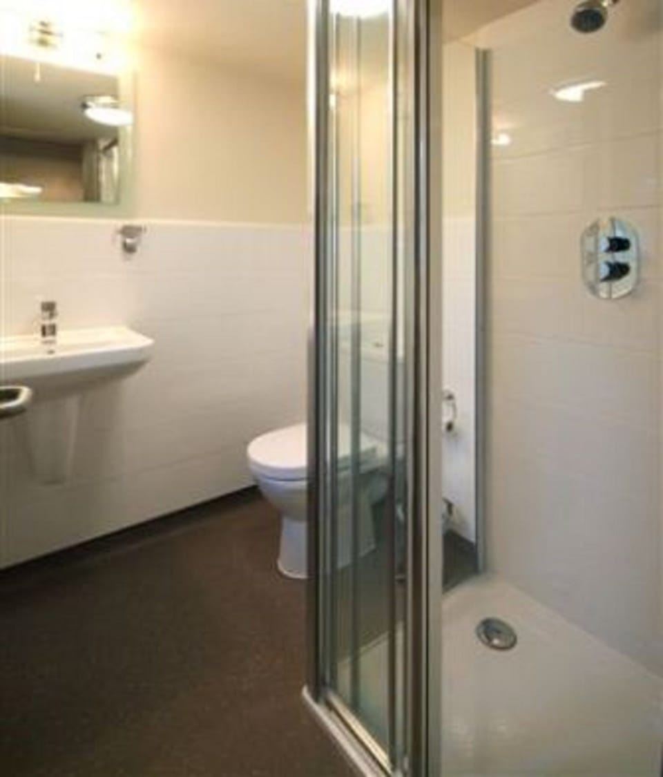 Double Room | Bathroom | Shower, hair dryer, towels