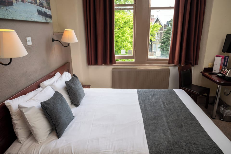 Double Room | Desk, iron/ironing board, free WiFi, bed sheets