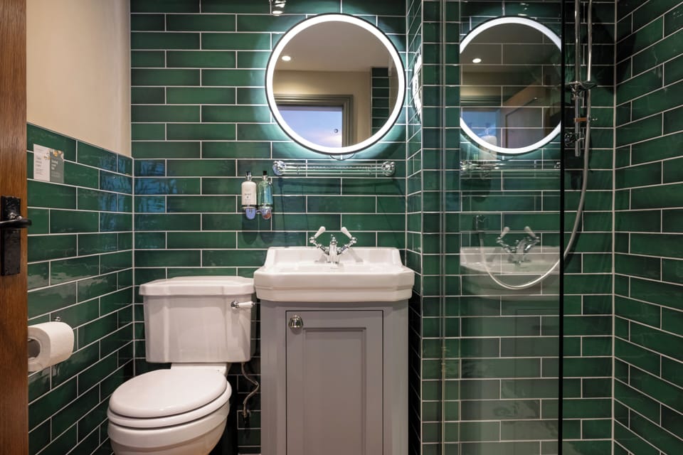 King Room | Bathroom | Shower, hair dryer, towels
