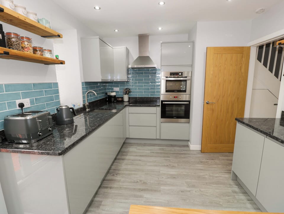 Cottage | Private kitchen | Fridge, dishwasher, electric kettle, toaster