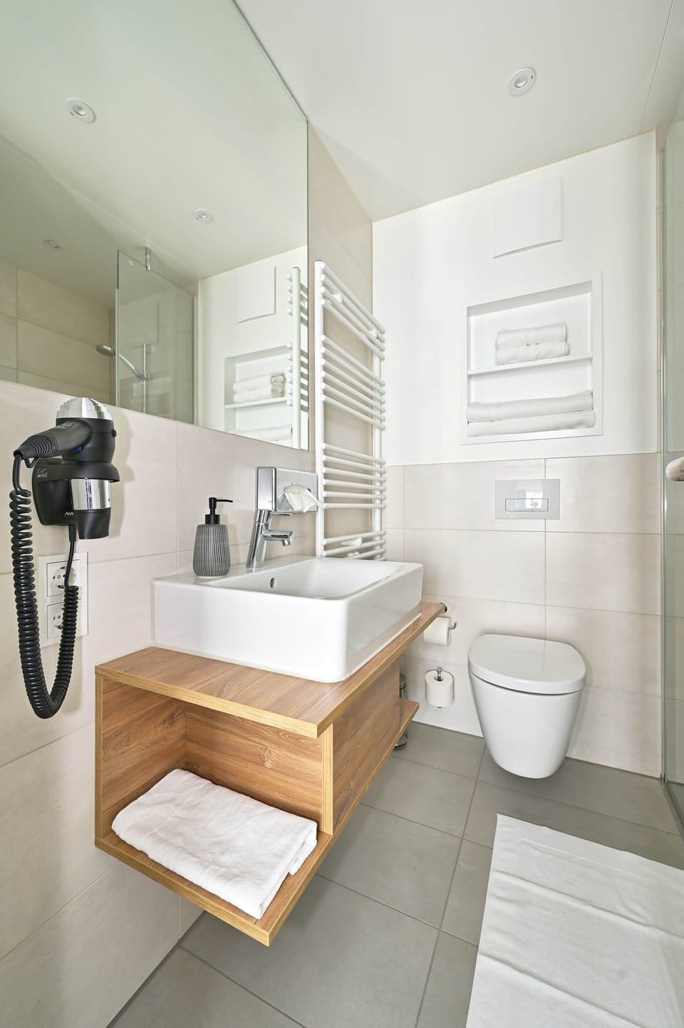 Standard Double Room | Bathroom | Shower, hair dryer, towels