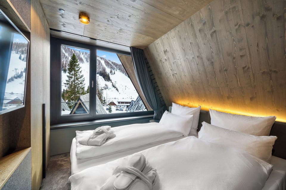 Deluxe Chalet | Desk, laptop workspace, blackout drapes, soundproofing