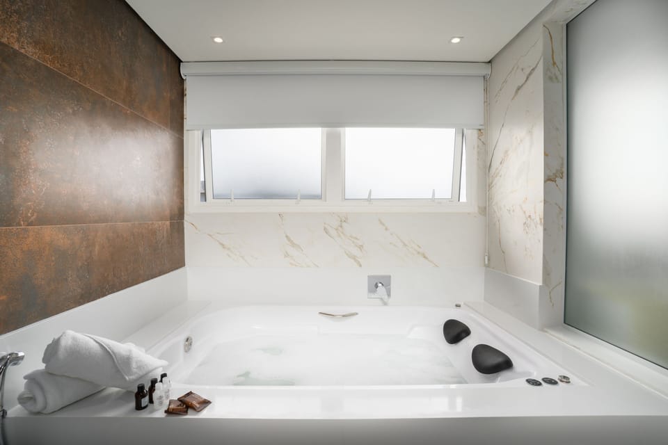 Master Suite | Bathroom | Shower, free toiletries, hair dryer, towels