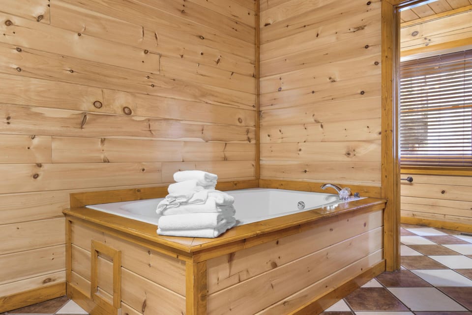 Mountain Cinema Lodge by Jackson Mountain Rentals Cabin in Pigeon Forge