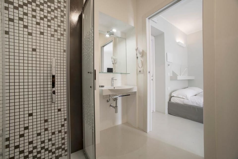 Basic Double Room | Bathroom | Shower, rainfall showerhead, hair dryer, bidet