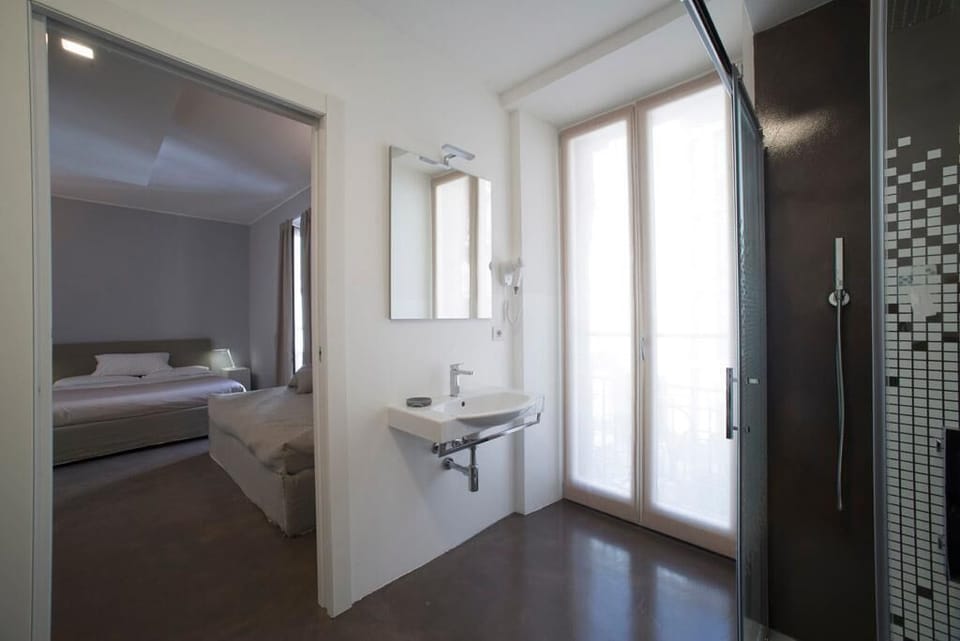 Superior Triple Room | Bathroom | Shower, rainfall showerhead, hair dryer, bidet