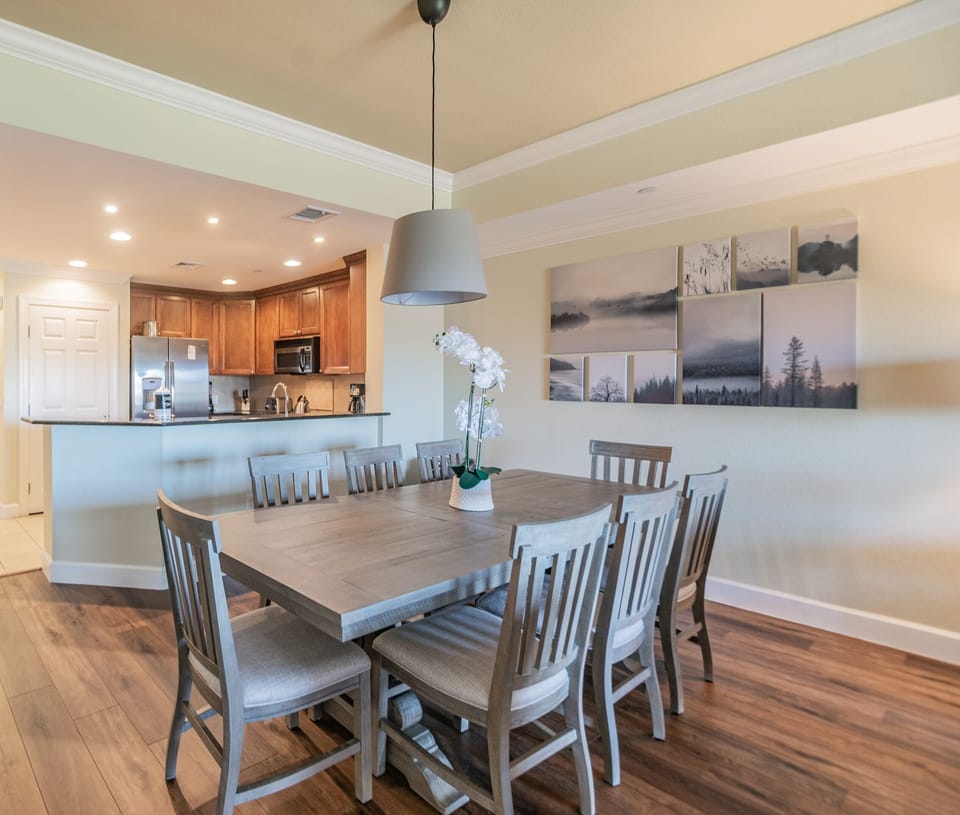Elite Condo | Dining room