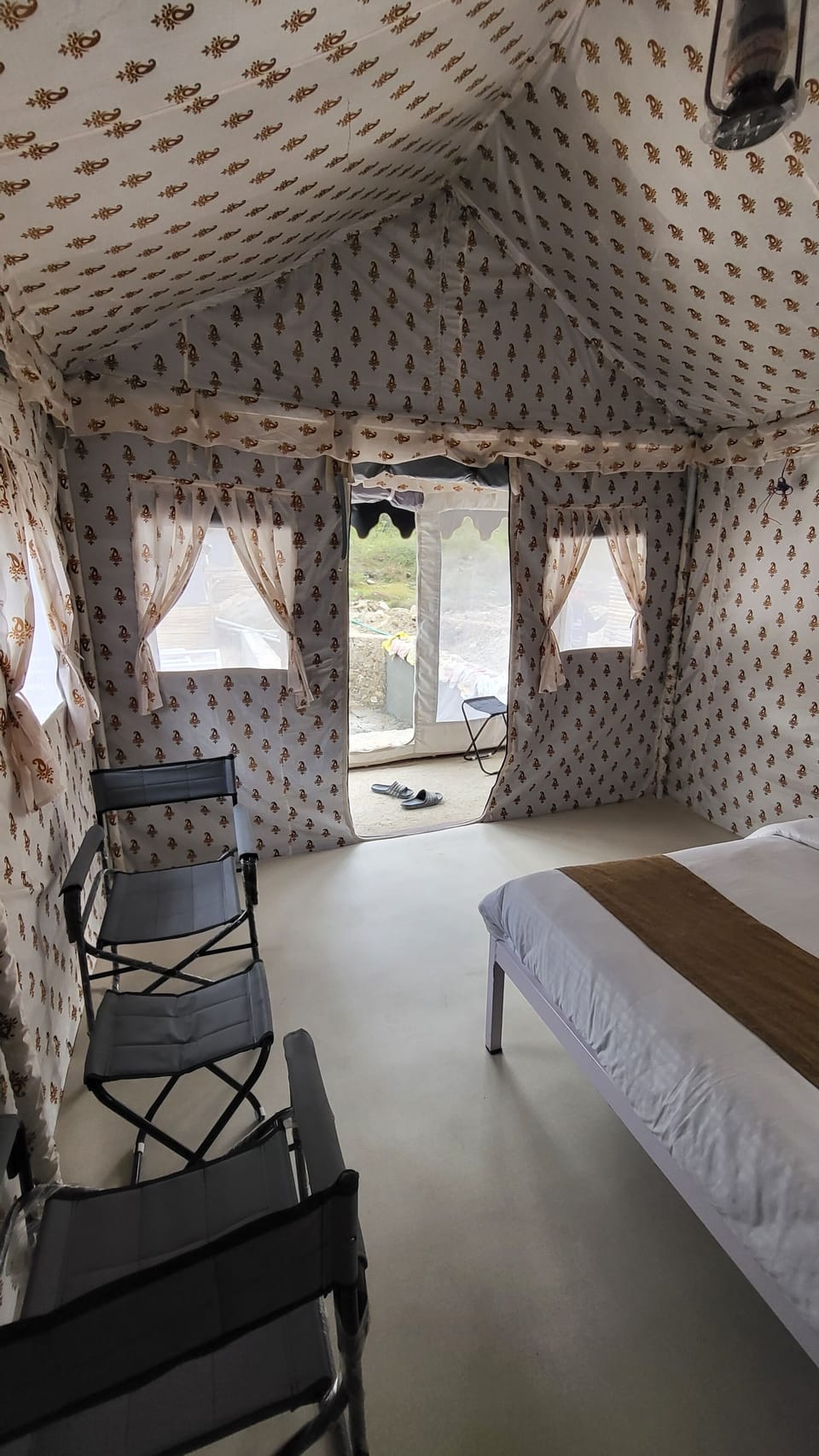 Luxury Tent | Individually decorated, individually furnished, bed sheets