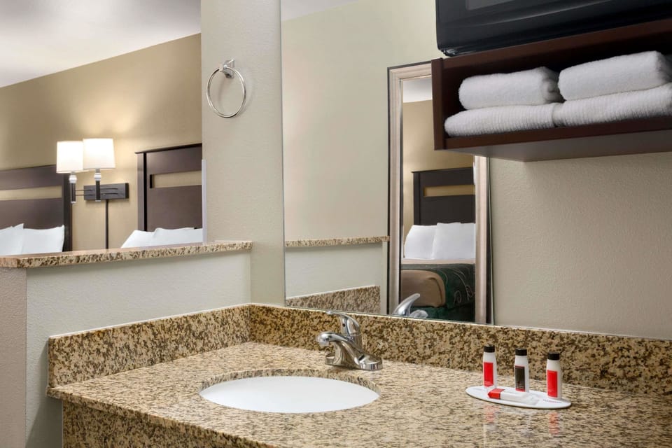 Combined shower/tub, free toiletries, hair dryer, towels