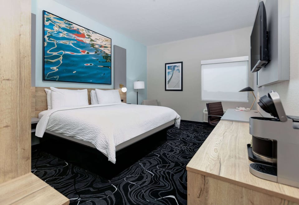 Room, 1 King Bed, Non Smoking | Pillowtop beds, desk, laptop workspace, WiFi (free)