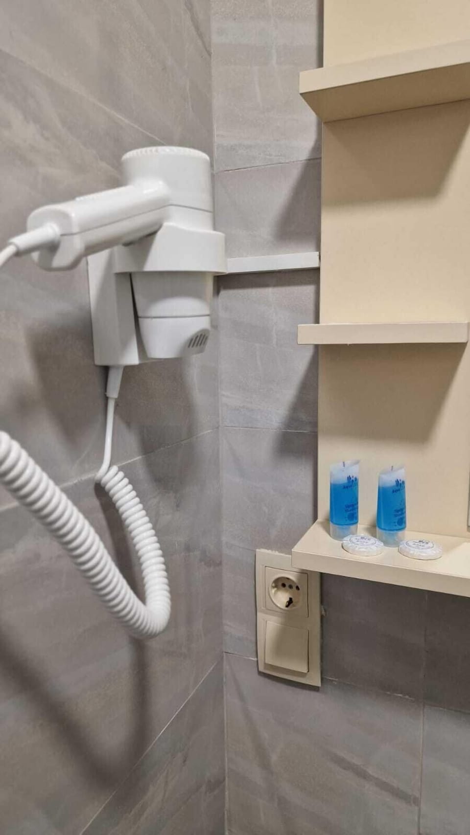 Shower, hair dryer, bathrobes, slippers