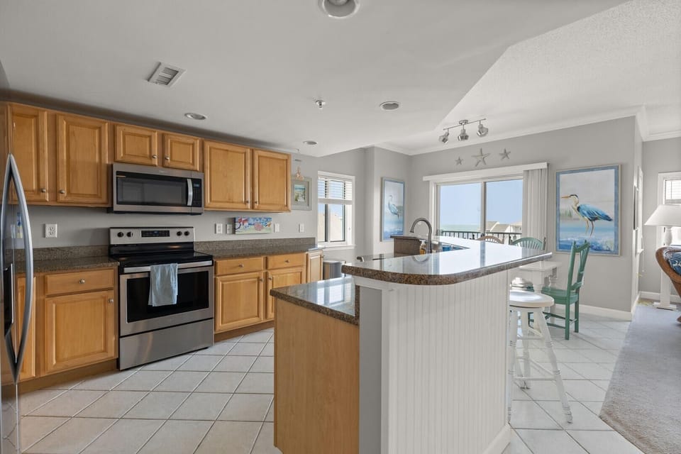 Condo, 3 Bedrooms | Private kitchen | Fridge, coffee/tea maker, toaster