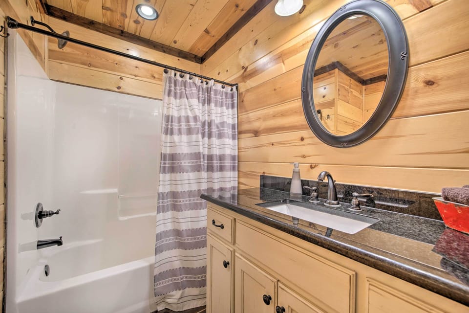 Broken Bow Escape w/ Hot Tub & Basketball Court! Cottage in Oklahoma