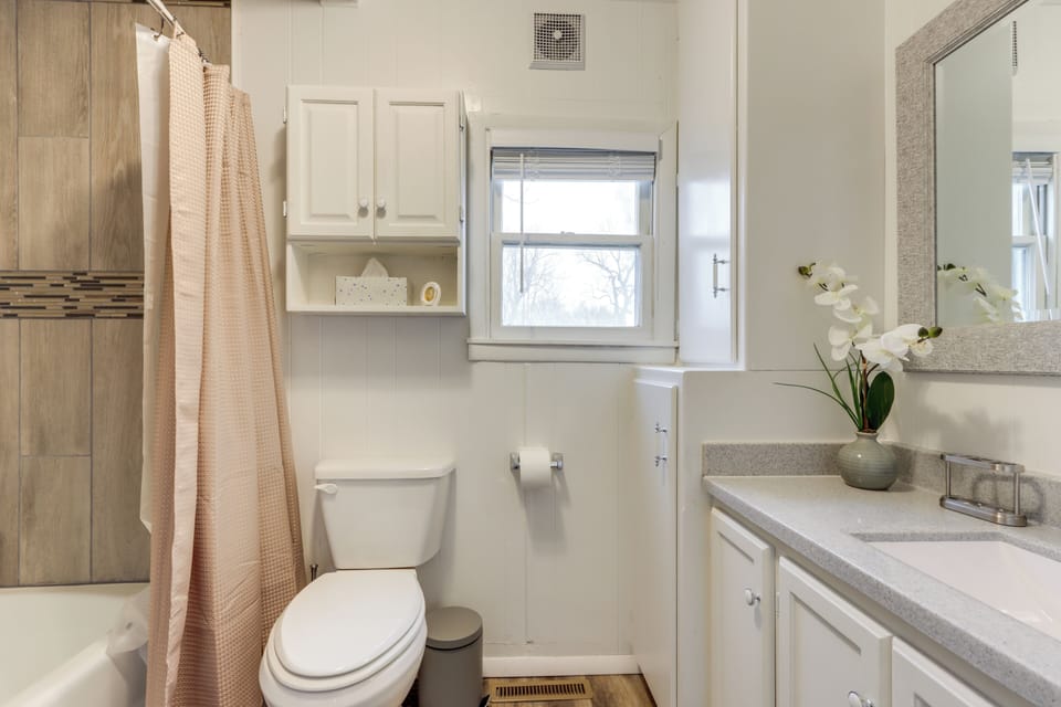 Walkable & Updated Nevada Home: Family Friendly! Cottage in Missouri
