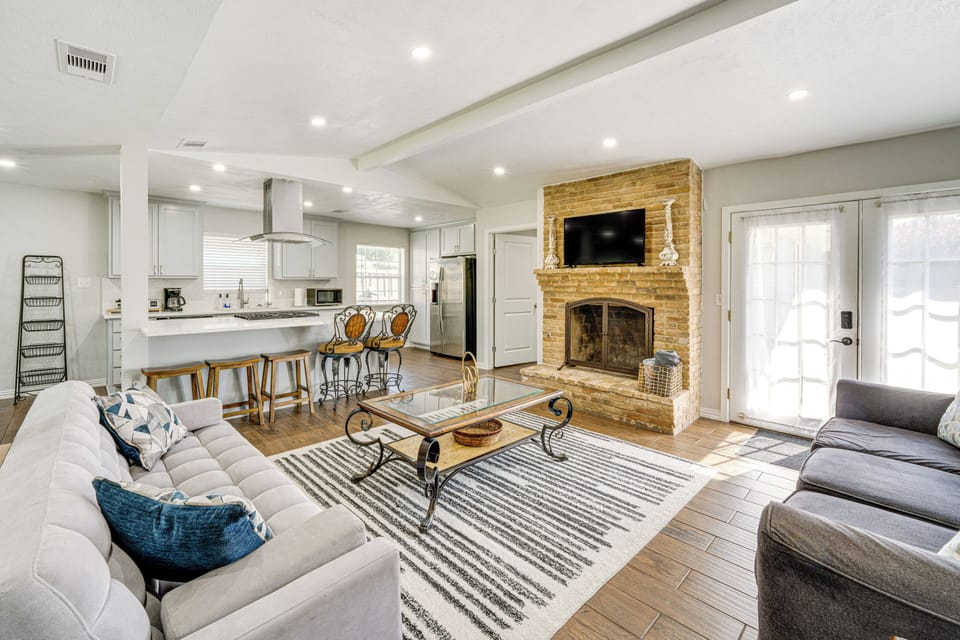 House (4 Bedrooms) | Front of property