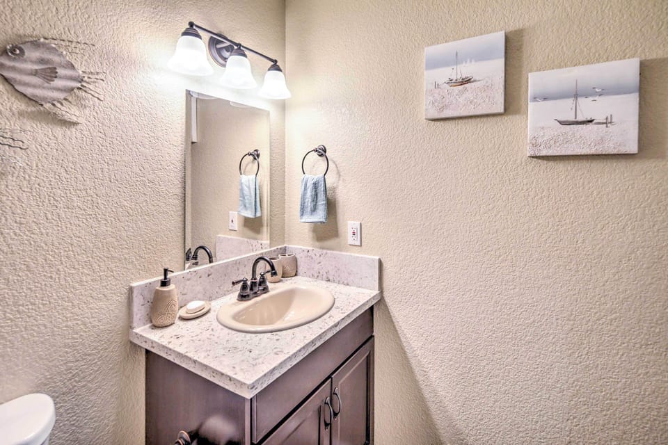 Lake Havasu Home w/ Pool, Near London Bridge! Cottage in Lake Havasu City