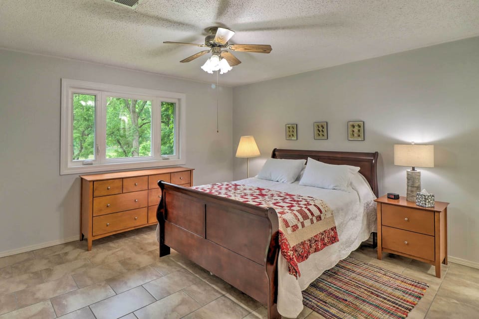 Norfork Getaway: Walk in White River Access! Cottage in Arkansas