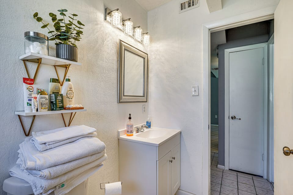 Orlando Health Access Pet-friendly Lakeland Gem Cottage in Lakeland
