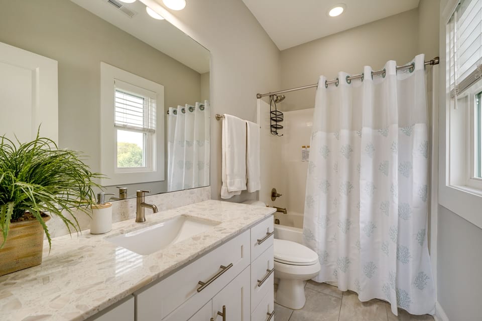 Modern Surf City Beach House w/ Hot Tub! Cottage in Surf City