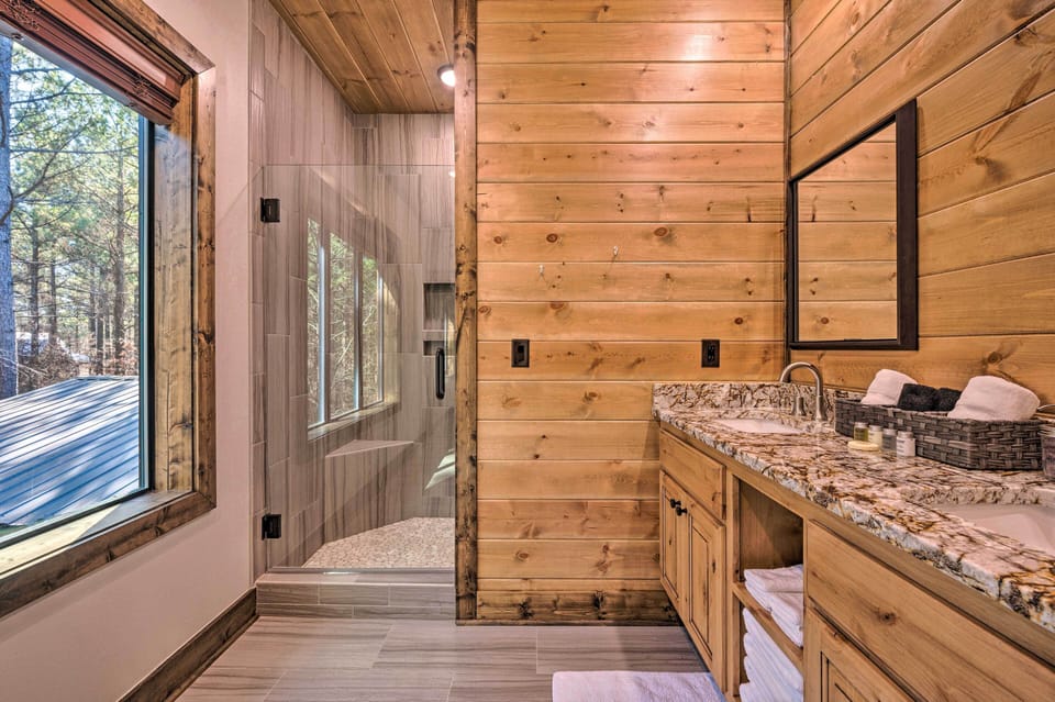 Broken Bow 'lazy Dog Lodge' w/ Hot Tub, Pool Table Cottage in Broken Bow
