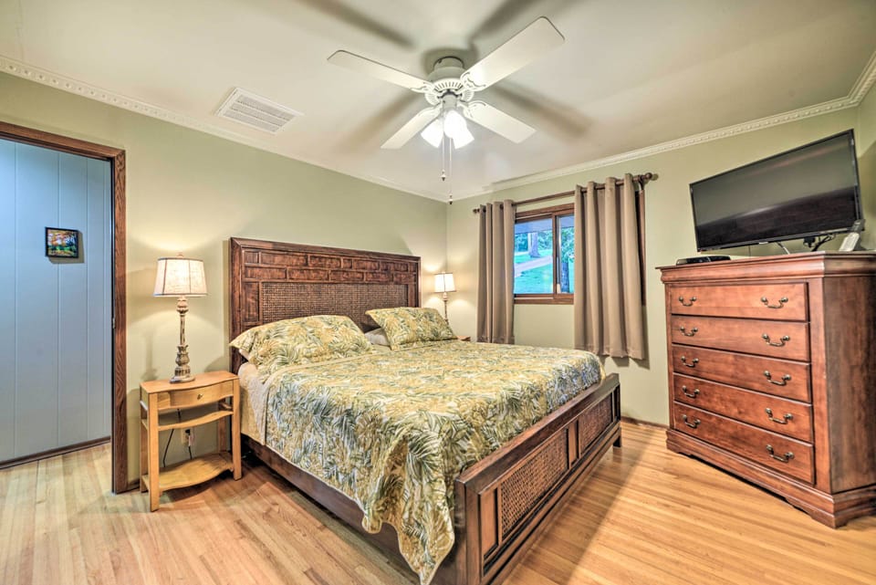 Charming Lakefront Home w/ Grill & Fire Pit! Cottage in Lake Barkley