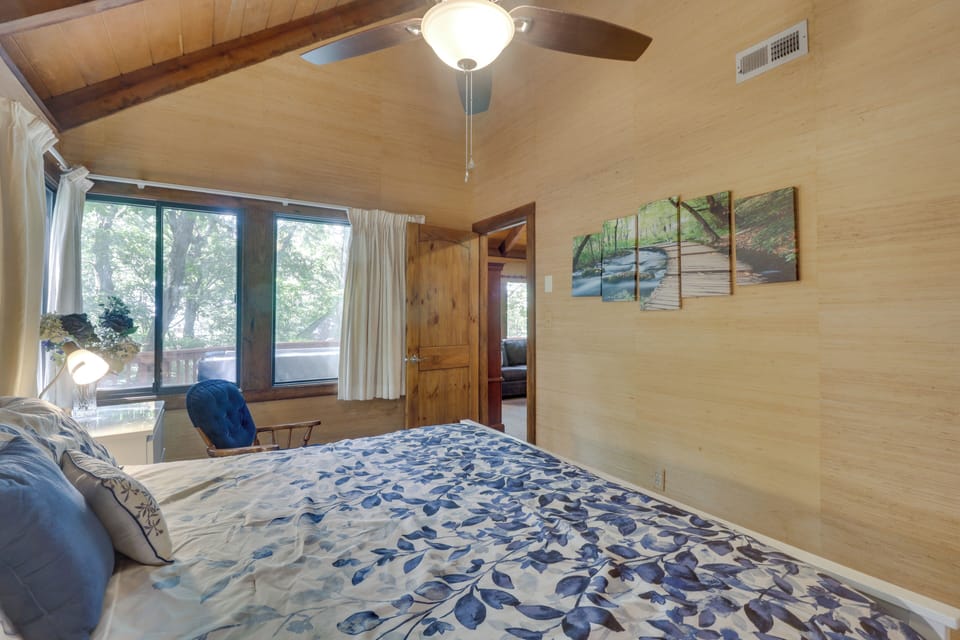 Wintergreen Home w/ Hot Tub, Deck & Mountain Views Cottage in Massies Mill