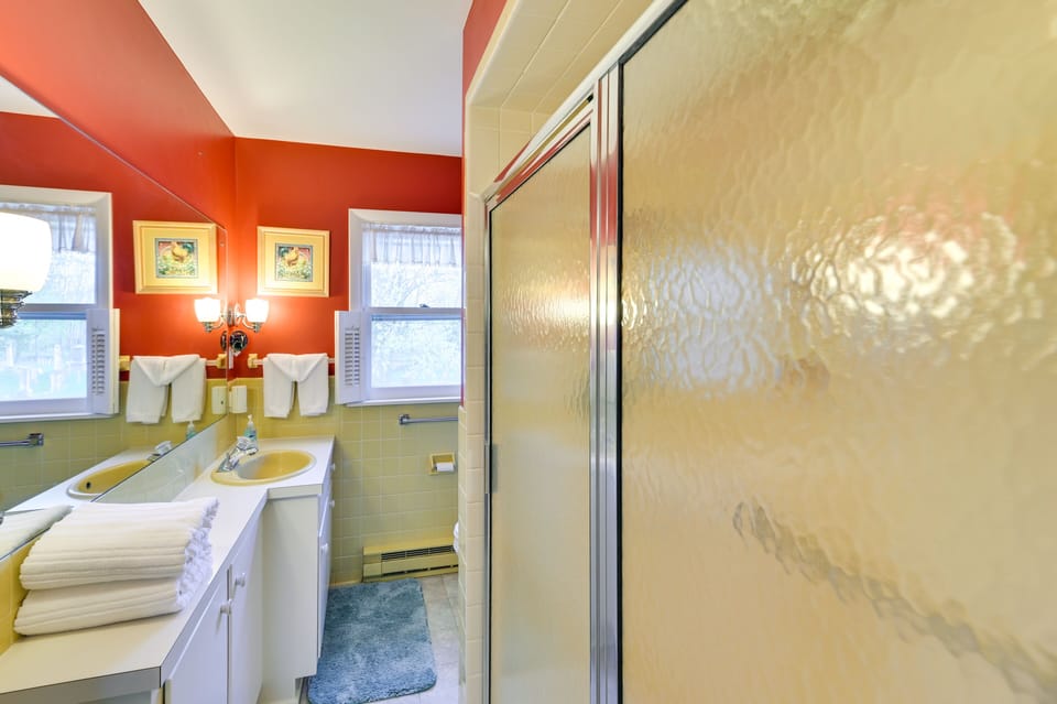 Charming Pet-friendly Vacation Rental w/ Backyard! Cottage in New York