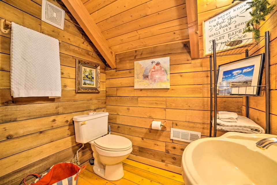 Quiet Cabin Retreat on 30 Acres Near Kentucky Lake Cottage in Lake Barkley