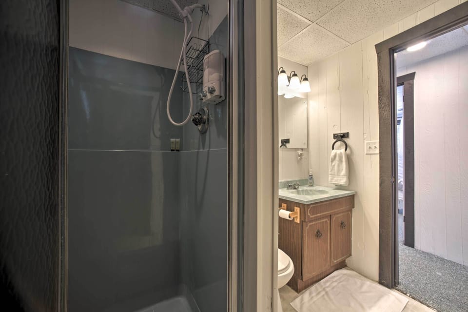 Cozy A-frame Cabin w/ Pool Table: 8 Mi to Mt Snow! Cottage in Wilmington