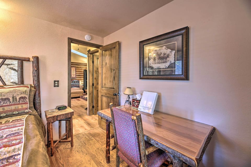 Family & Dog Friendly: Rustic Lakeside Cabin Cottage in Pinetop-Lakeside
