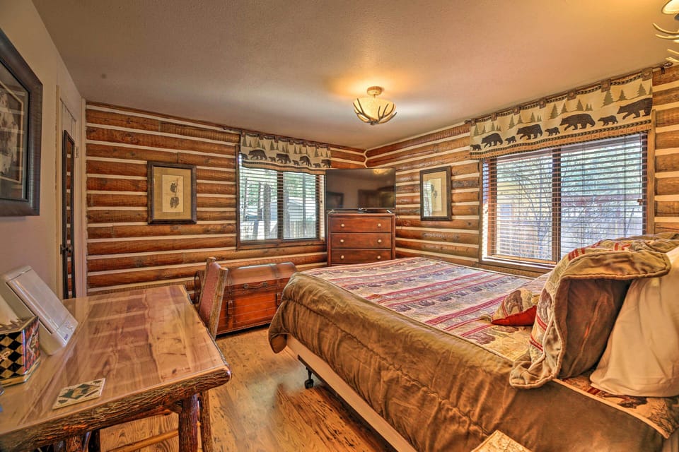 Family & Dog Friendly: Rustic Lakeside Cabin Cottage in Pinetop-Lakeside