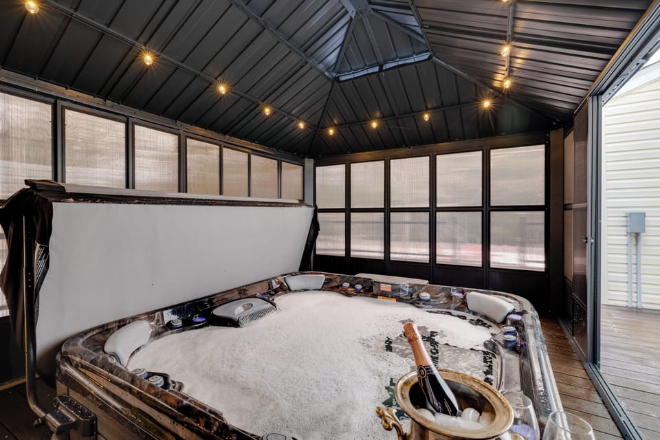 Hot Tub, Game Room & Fire Pit Near Kalahari Cottage in Coolbaugh Township