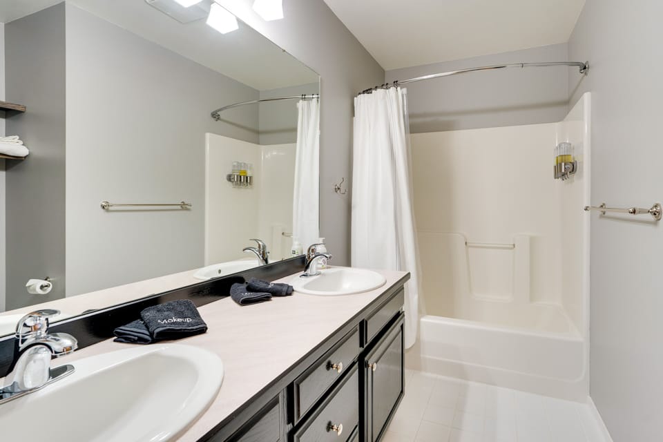 Moses Lake Vacation Rental w/ Hot Tub & Game Room Cottage in Moses Lake