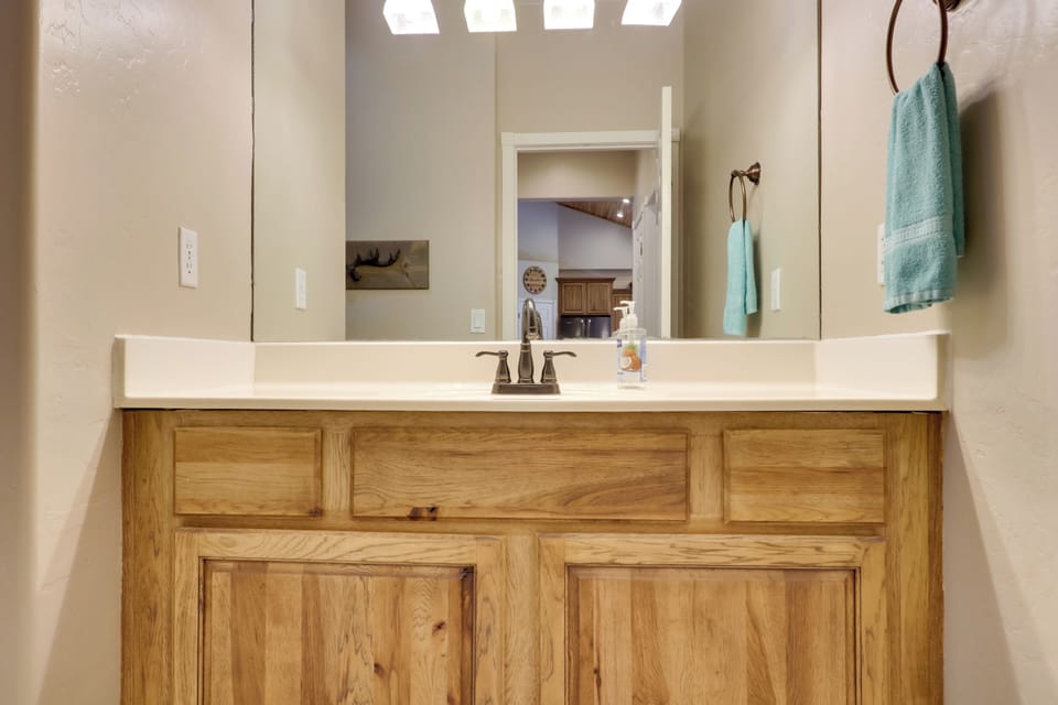 Modern Show Low Home w/ BBQ & Fire Pit! Cottage in Show Low