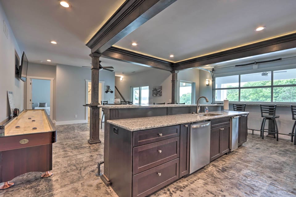 House (6 Bedrooms) | Interior