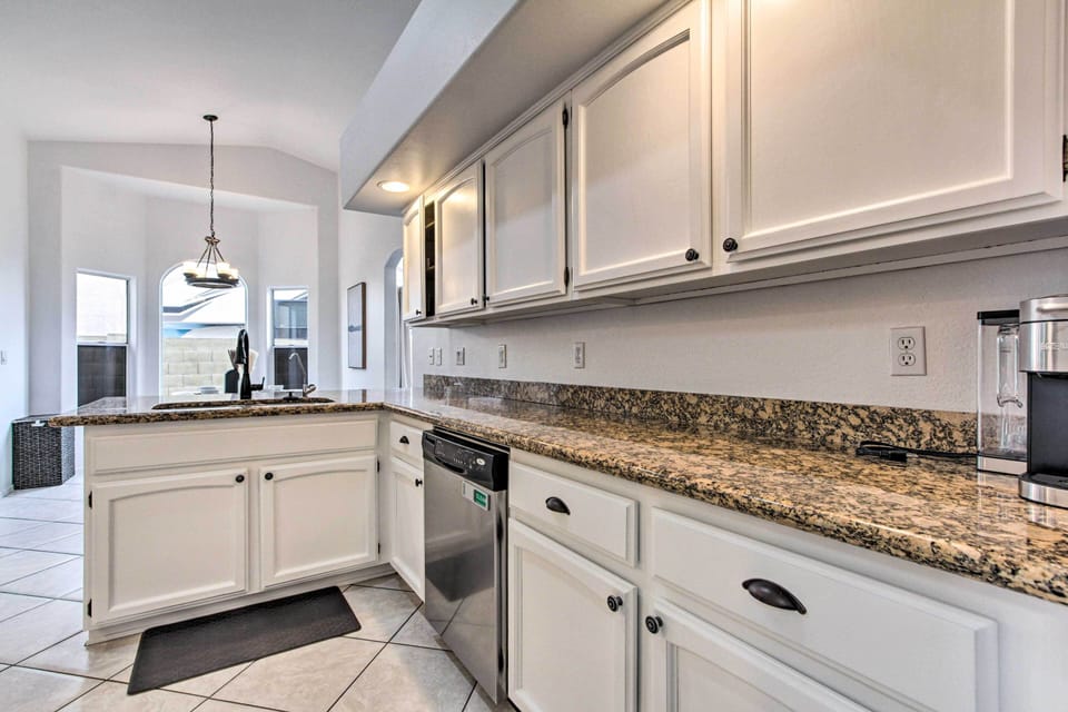 House (6 Bedrooms) | Interior